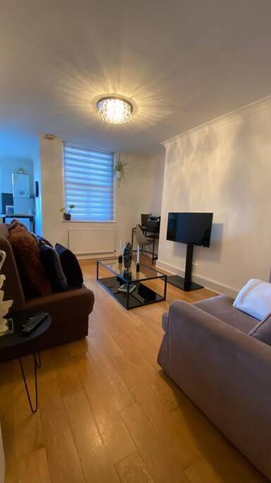 2 Bedroom Flat In Camberwell Green - Central Location With Excellent Connections To Tourist Attractions And Main London Airports Exteriör bild