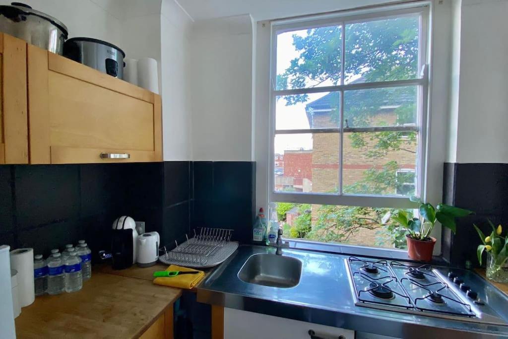 2 Bedroom Flat In Camberwell Green - Central Location With Excellent Connections To Tourist Attractions And Main London Airports Exteriör bild