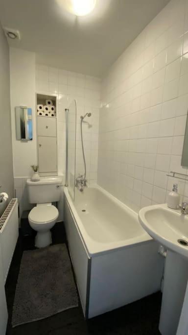 2 Bedroom Flat In Camberwell Green - Central Location With Excellent Connections To Tourist Attractions And Main London Airports Exteriör bild