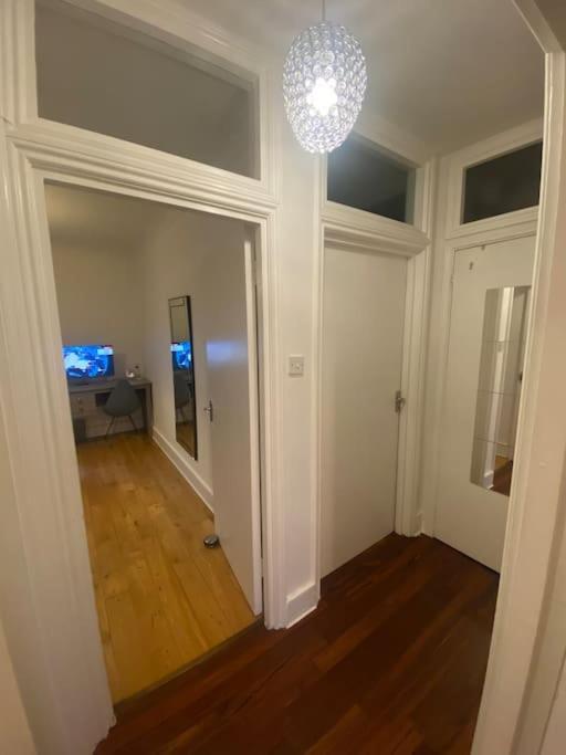 2 Bedroom Flat In Camberwell Green - Central Location With Excellent Connections To Tourist Attractions And Main London Airports Exteriör bild