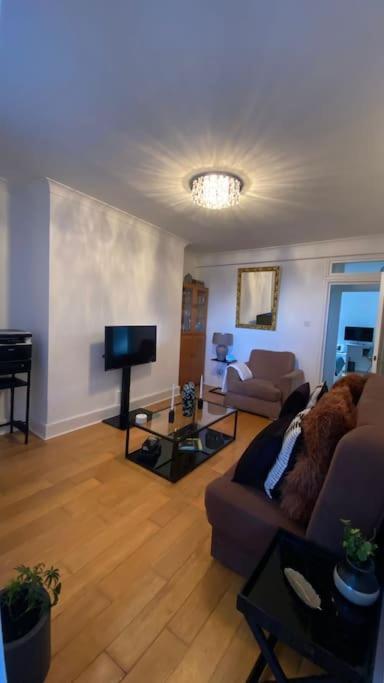 2 Bedroom Flat In Camberwell Green - Central Location With Excellent Connections To Tourist Attractions And Main London Airports Exteriör bild